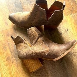 Brown ankle boots. Size 10. Worn 2 times.